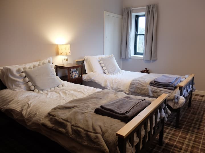 غرفة نوم تضم سريرين صغيرين