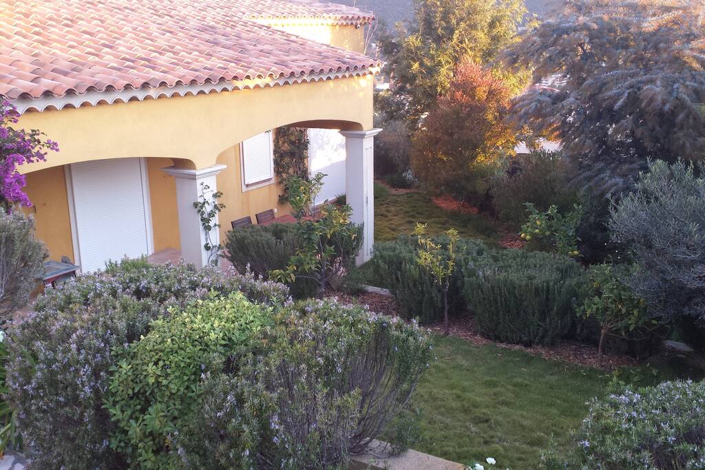Beautiful 3 bedrooms villa with the sea view, swimming pool, nice garden, located 15 minutes walk from the best beach in 2014 Saint Clair Cote D`azur. The nearest town (15 minutes walk) Le Lavandou, where you can find everything you need (many restaurants, shops, supermarkets, clubs, beauty salons e.t.c.)