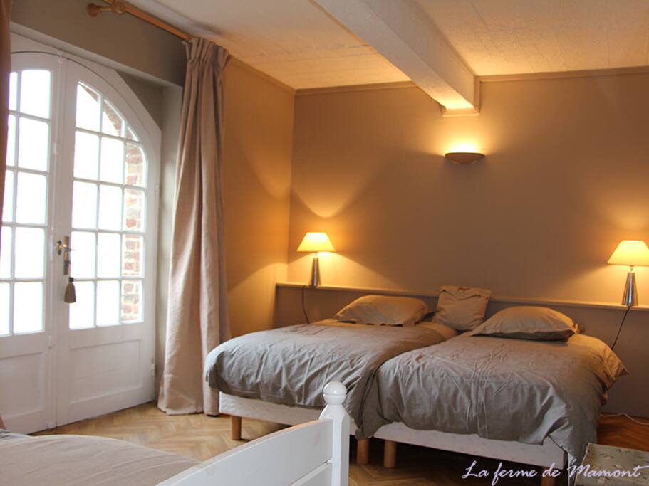 La chambre au rez de chaussée, lumineuse et cosy