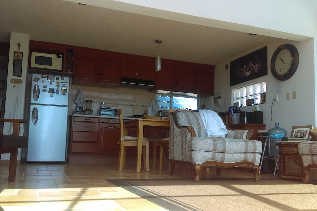 Cocina, sala y comedor.