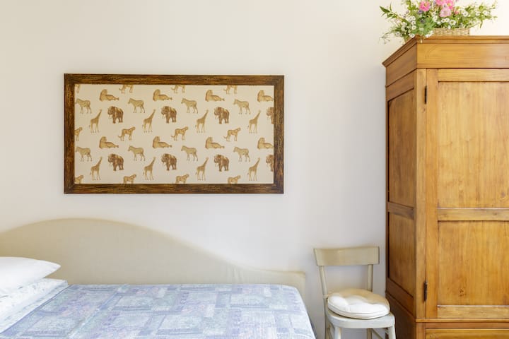 בחדר השינה הראשון יש שתי מיטות יחיד נוחות, יחידת מיזוג אוויר, מאוורר תקרה וארון בגדים עתיק לאחסון ובגדים.