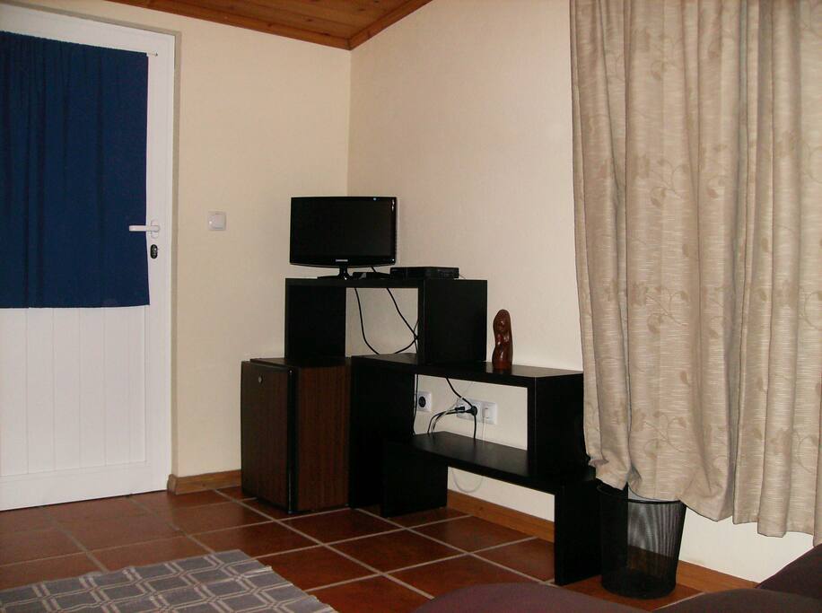 Quarto duplo (1 cama king e 1 de solteiro). Janela e porta para o exterior. Tv por cabo. Guarda fato. WC privativo. Serventia de cozinha (partilhada com outros hospedes). Restaurante (necessário fazer reserva antecipada) e parque de estacionamento a 2m, mercearia a 200m