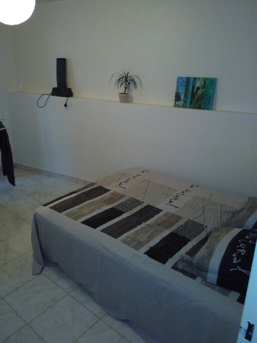 Voici votre chambre / This is your bedroom !