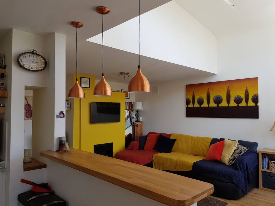 kitchen bar to living room