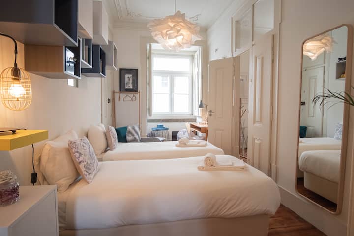 غرفة نوم تضم سريرين صغيرين