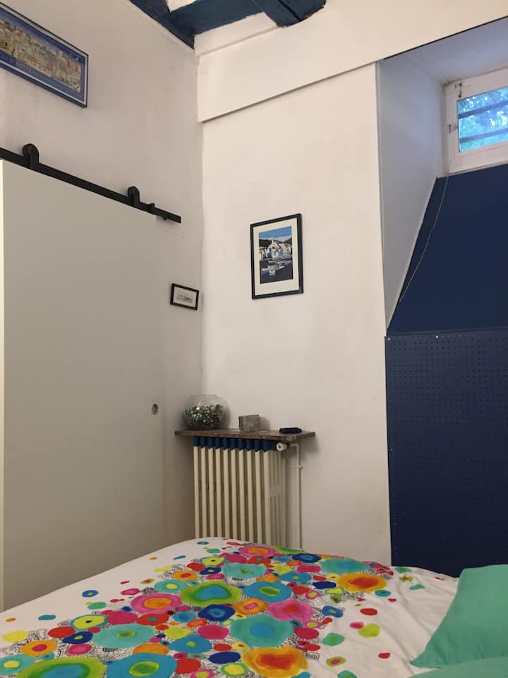 телевизорот е во спалната соба во подножјето на креветот 