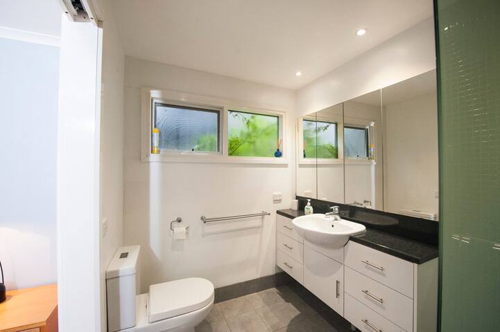 Lorne house- A Beach Retreat with a view gallery image 3