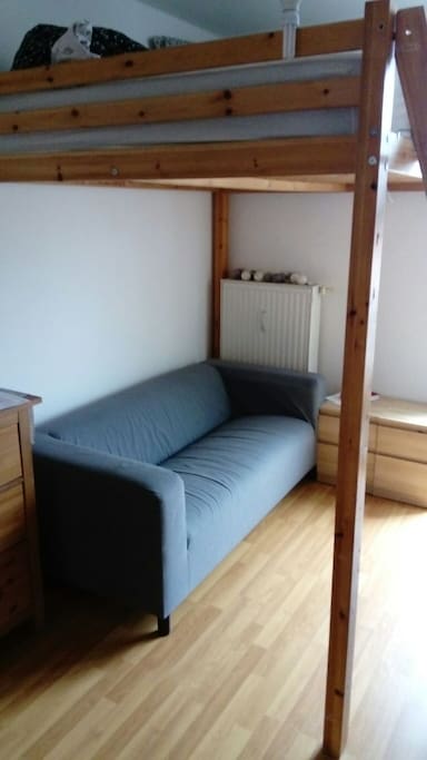 Arbeitszimmer unterhalb des Bettes