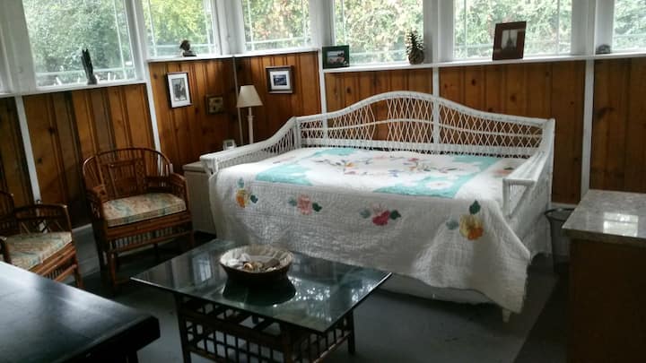 Аголното биро на третата спална соба / канцеларија на LG не е сликано