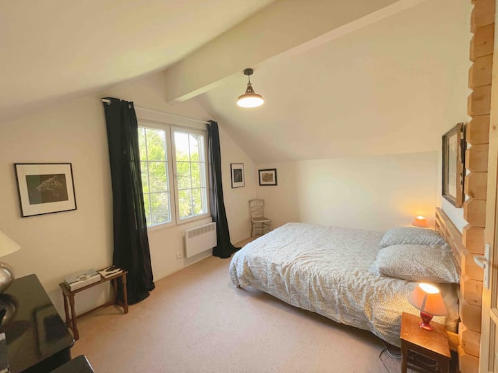Schlafzimmer im Obergeschoss mit Bett 160