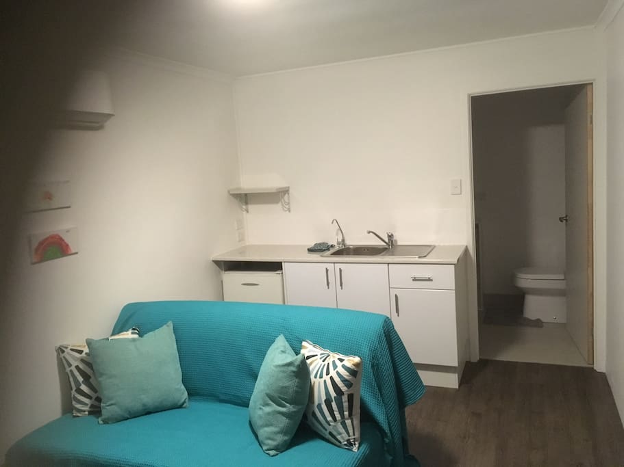 Lounge and kitchenette. Sink , bar fridge , microwave , toaster and kettle. Together with flat screen tv , DVD player and wifi connection.