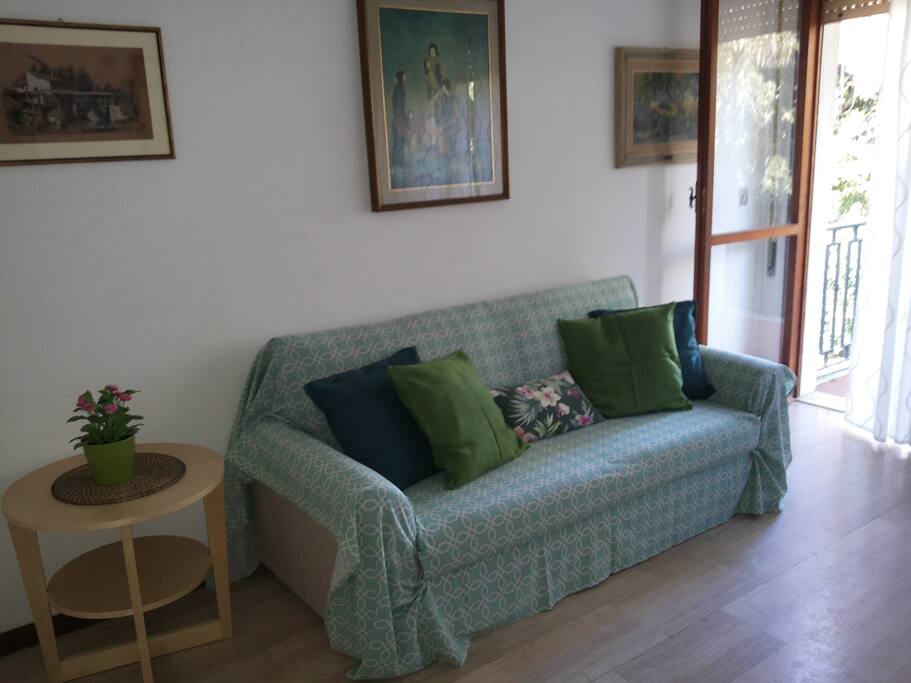 Soggiorno con divano letto e balcone