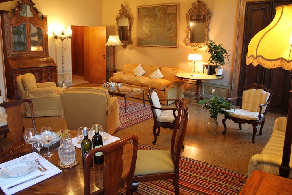 Living room overlooking the Gran Canal