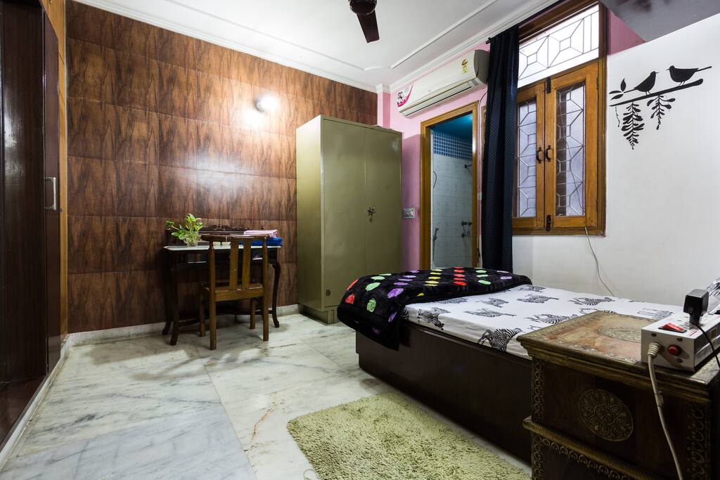 Bed room with single bed