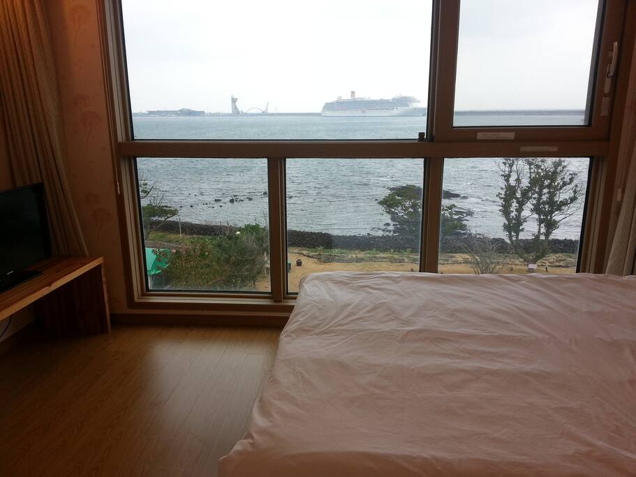 첫번째 침실사진입니다