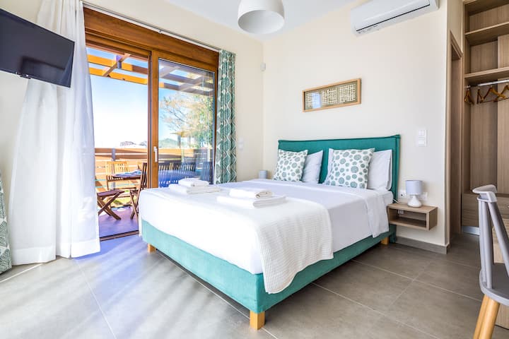 Ground Floor: Bedroom 1 with queen bed and en-suite bathroom - Pool Access