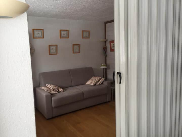 Ova sklopiva pregrada omogućuje dijeljenje glavne sobe na pola, pružajući vam više privatnosti kada je to potrebno.