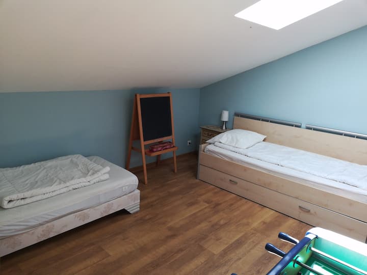 3 أسرّة + سرير درج واحد (لا يمكن رؤية سرير واحد في الصورة)