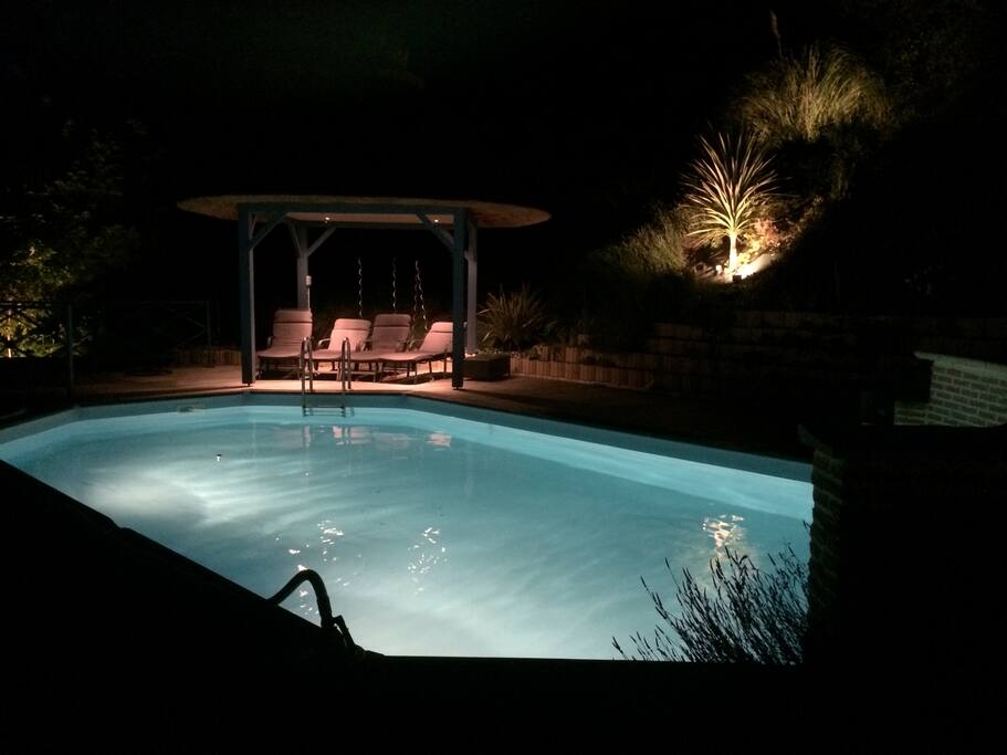 Piscine avec éclairage nocturne