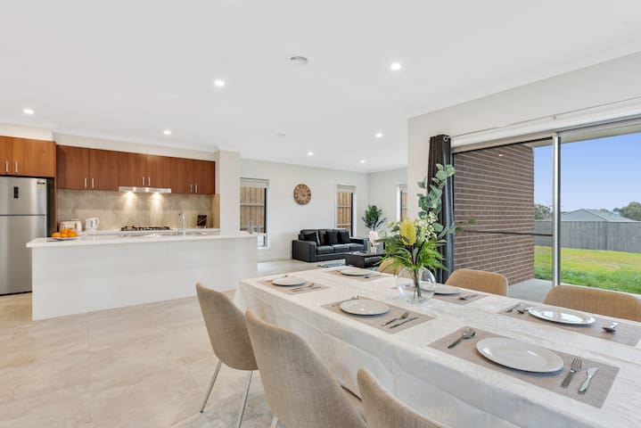 Croydon 6Bedder 4bath Spacious Comfy House