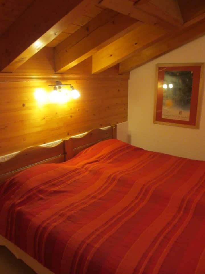 חדר השינה למעלה הנעים עם תקרת קורות עץ...