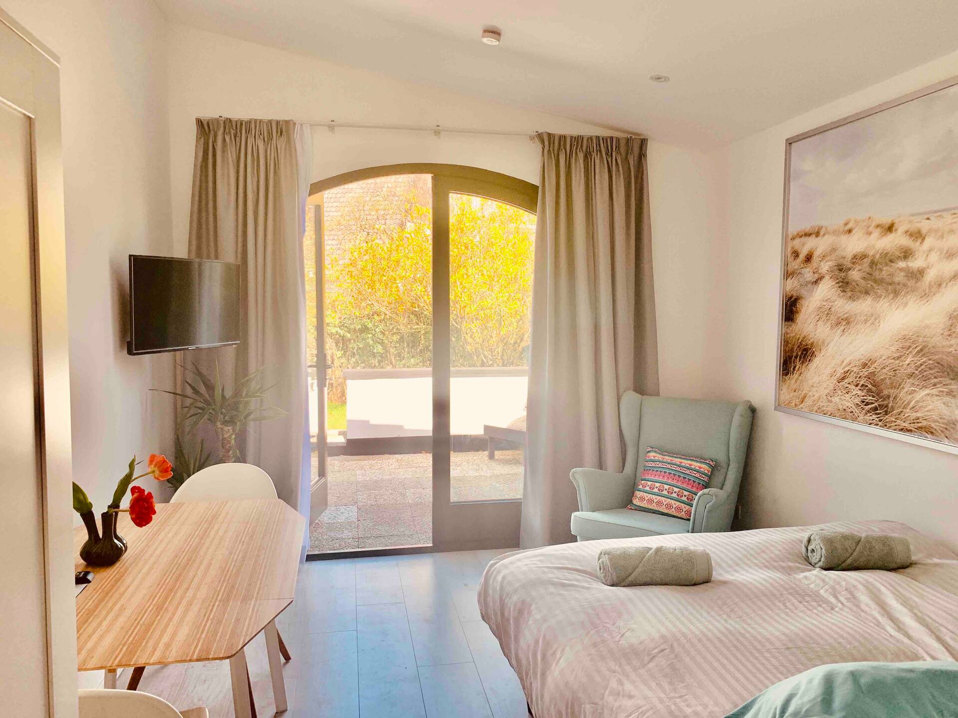 Boutique studio with private parking and patio 1