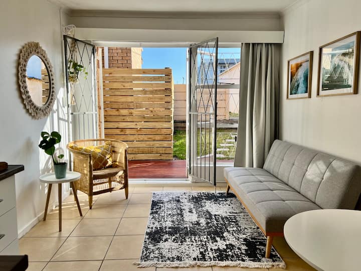 Cosy Unit in JBay Surf Village 100m from the Beach Apartments for