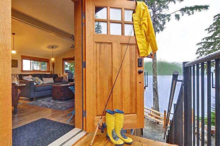 Wickham’s Wake – 3BR Oceanfront – pet friendly gallery image 2