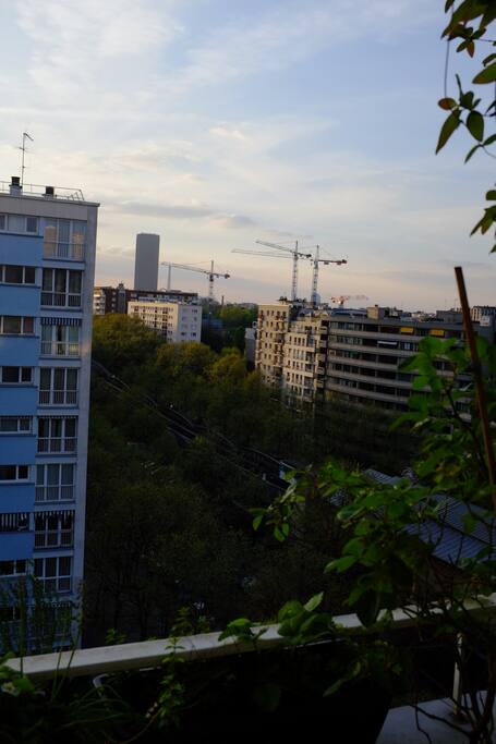 La vue depuis le salon : tour Montparnasse et tour Eiffel / view from the dining room on the Eiffel tower