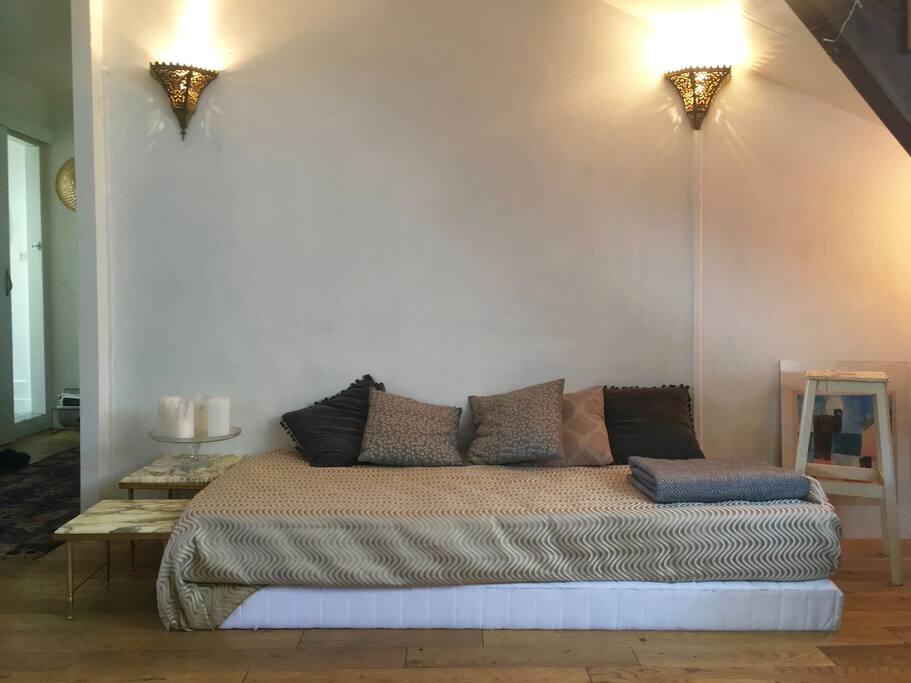 salon -divan dans la piece commune