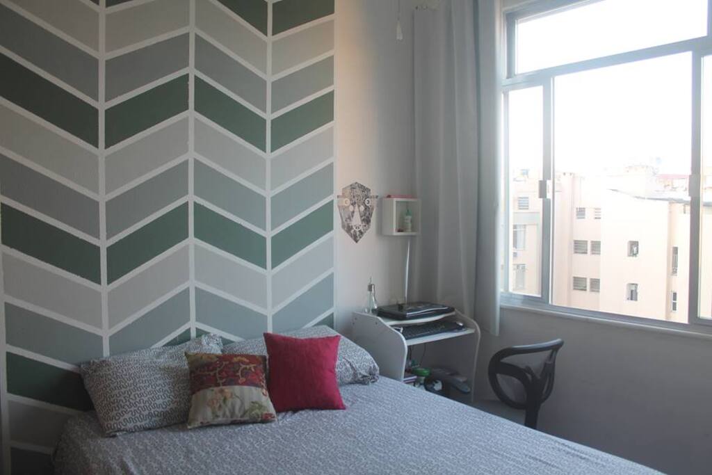 Quarto contém: Cama box e ventilador de teto.
