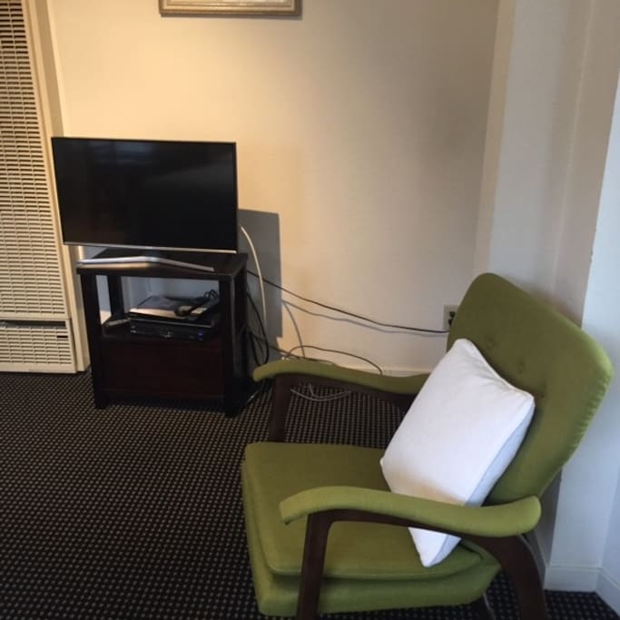 Sitting area w/ Smart Tv
