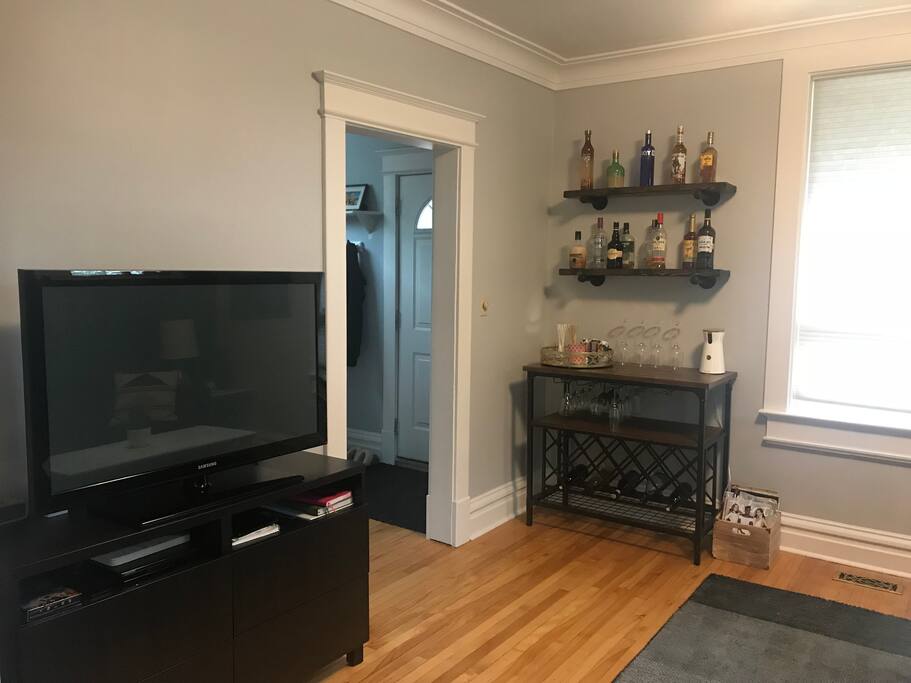 TV/ Bar