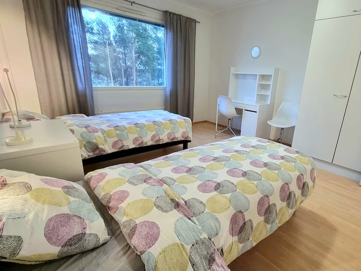 חדר שינה גדול ומרווח עם שתי מיטות 80 ס"מ ושולחן.  במידת הצורך, ניתן לשלב את המיטות! שפע של מקום בארון. 