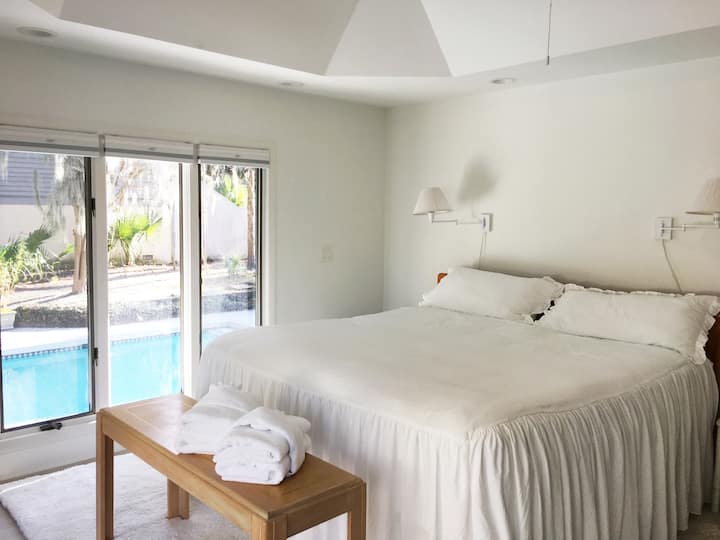 1F Dormitorio principal en esquina, King, con techo alto de bandeja, pared con ventanas, puertas de vidrio; piscina y patio justo fuera de tu ventana.
Sin fotos de trucos, sin lentes de «gran angular» en ninguna de nuestras fotos. CADA imagen es auténtica y exactamente como está.