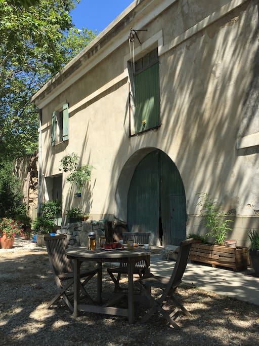 Vieux Mas provençal en pleine nature