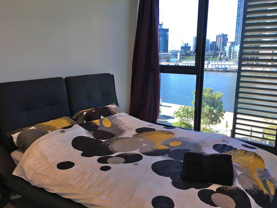 Spacious queen bed