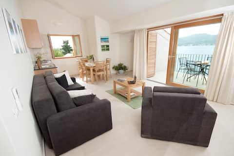 Eol (B3) - 2 bedroom apt with balcony and sea view