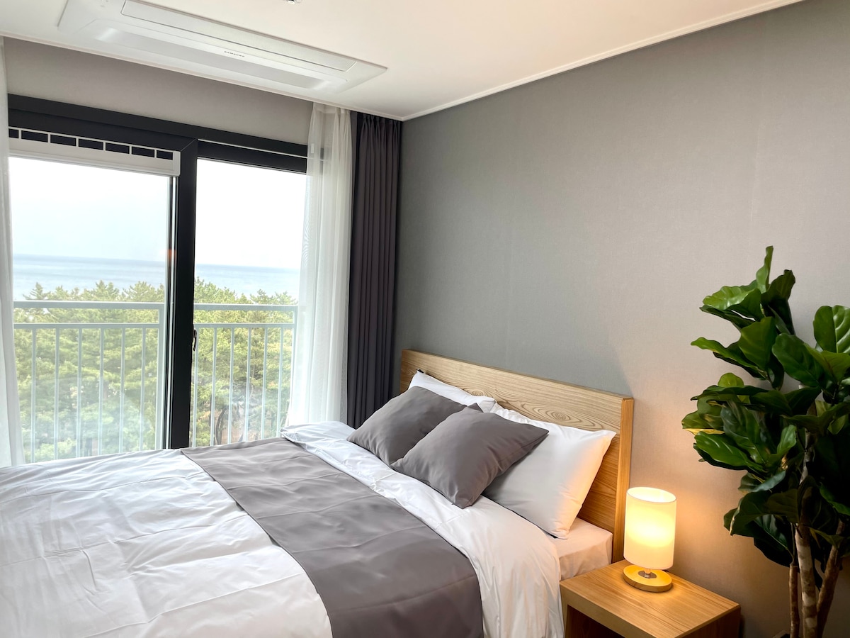 Dostupna su samo 2 bijela jastuka.