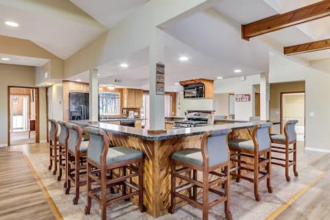 Spacious Lake House on Channel Lake