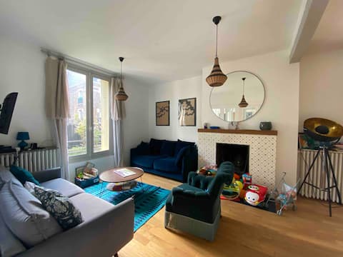 Propriété Airbnb réussie: Ideal house for 2 families w/parking next to metro à Montreuil