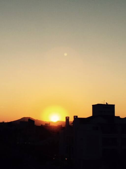 Desfrute desse pôr do sol numa cobertura na Av. Búzios em Jurerê - O requinte de uma cobertura no conforto de uma casa.