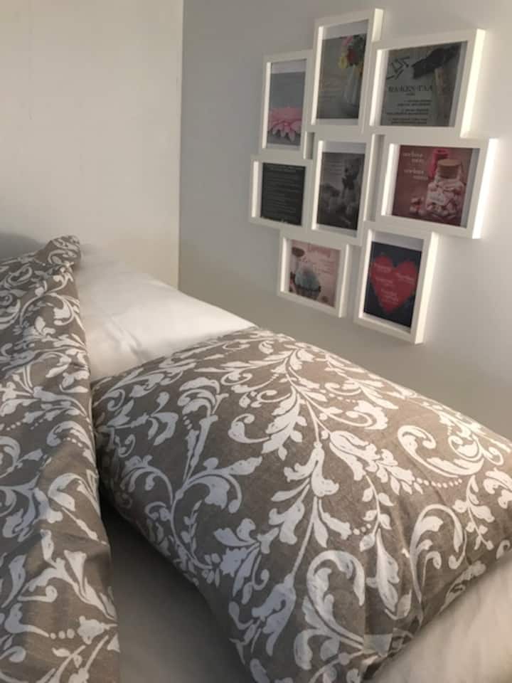 Loftová posteľ pre dvoch. Toto je miesto, kde budete pohodlne spať, pokojne na strane dvora. Loftová posteľ pre dvoch. Môžete tu spať pohodlne a v pokojnej atmosfére. Apartmán sa nachádza vo vnútornej záhrade, takže tam nie je žiadny hluk z premávky. 