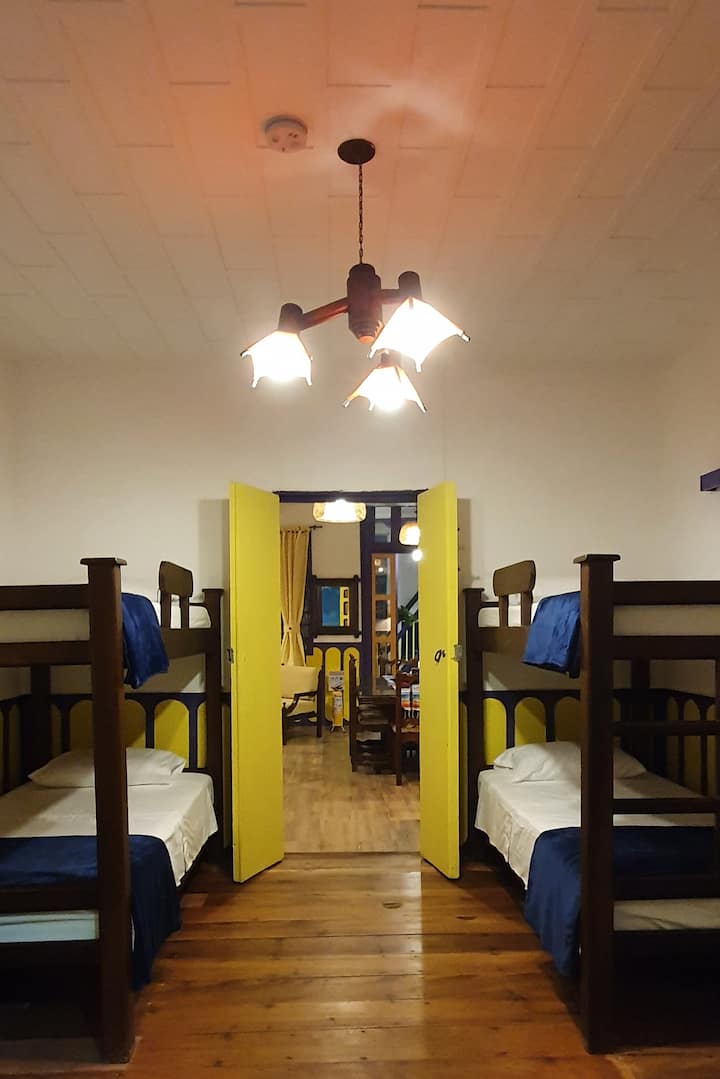 Соба со кревети на спрат и телевизор.