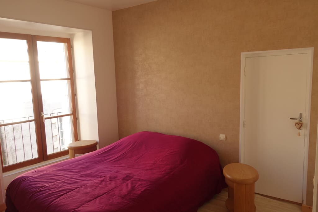 Chambre avec placard (+fauteuil si besoin)