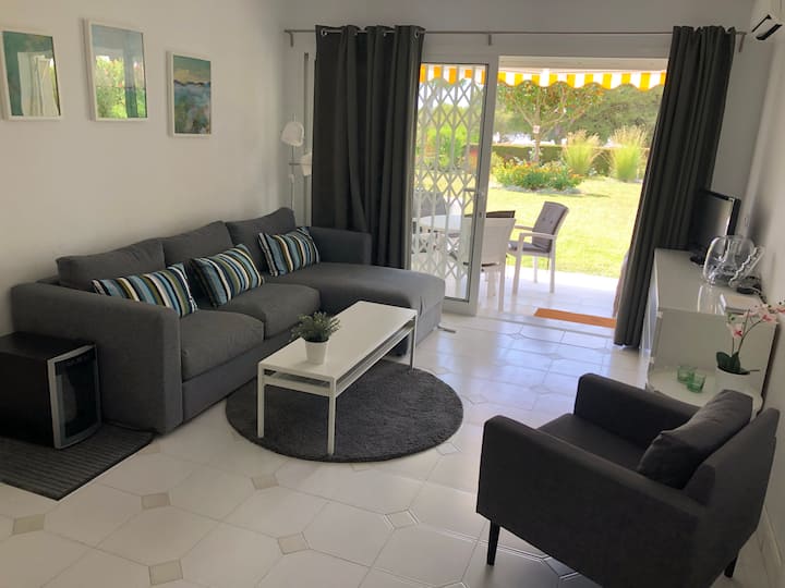 Dhomë ndenjjeje me dalje në kopsht. Aircon në dhomën e ndenjjes