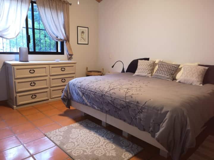 Dormitorio 1 con cama tamaño king.