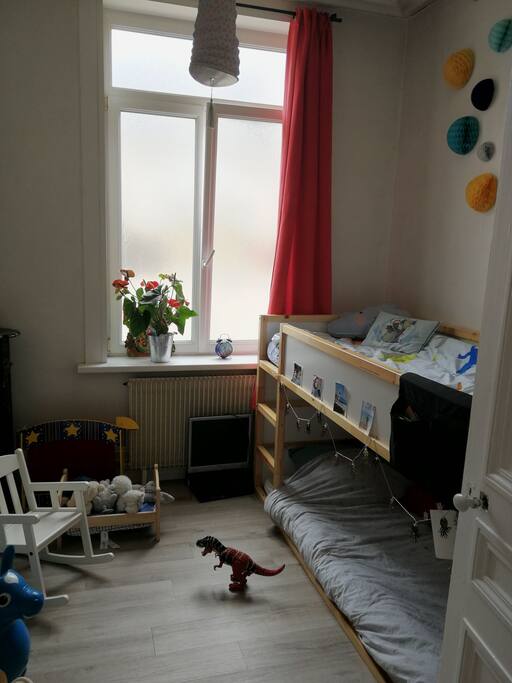 Chambre d'enfant : 2lits simples= 1adulte/lit (pas de risque de chute ;))