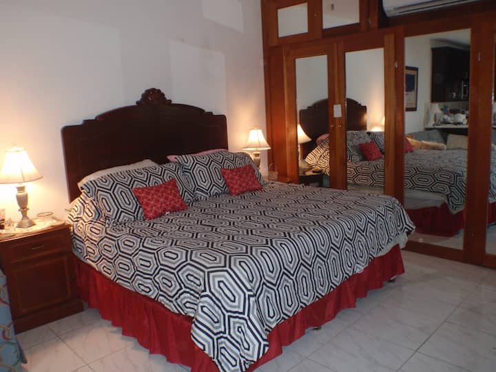 מיטת קינג.   קיר מראות. יש גם ספה נפתחת בחדר השינה הזה. יש גם טלוויזיה. 