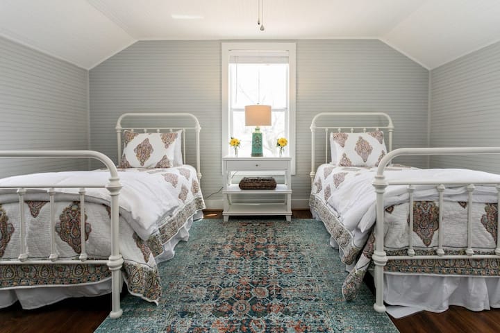 Dormitorio con dos camas individuales en el piso superior